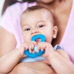 Bebelus caruia ii ies dintisorii