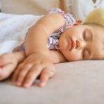 Pozitie de somn pentru bebelus