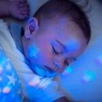 Bebelus dormind noaptea