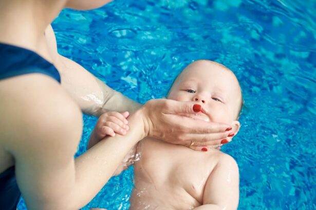 bebelusi in piscina