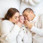 Cuplu in armonie care creste un bebelus